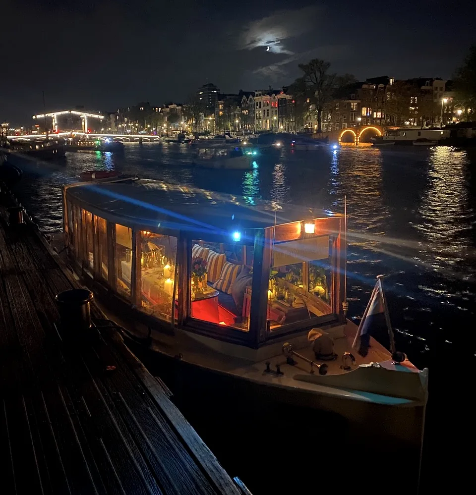 Energie on Amsterdam canals at night